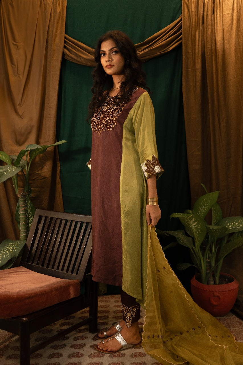 Colour Blocking Embroidery Kurta Set with Dupatta